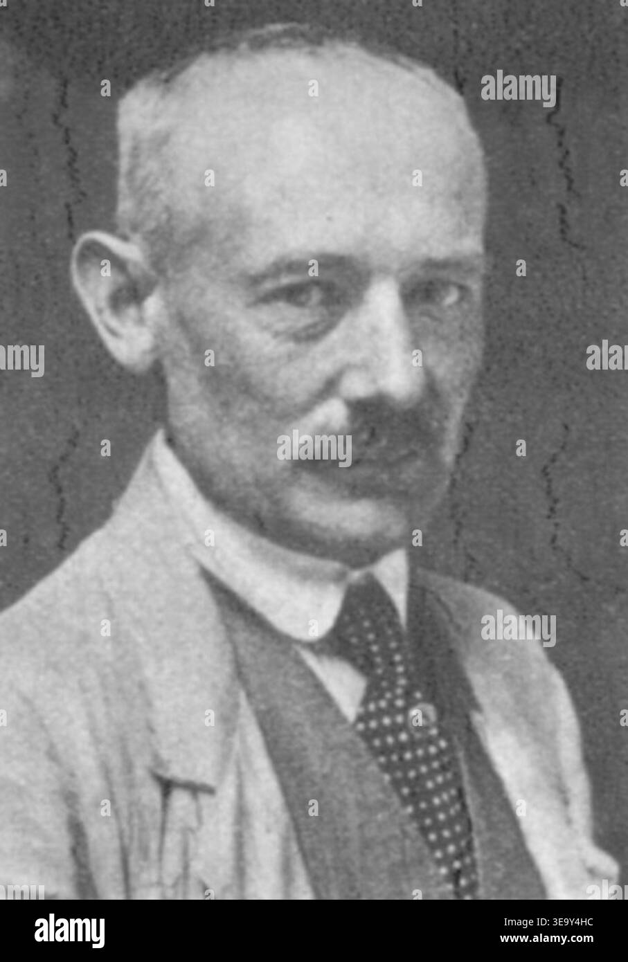 August Gaul (1869–1921) è stato uno scultore tedesco. Questa fotografia ritratto di Alice Matzdorff cattura la Gallia, conosciuta per le sue sculture espressive e i suoi contributi all'arte tedesca tra la fine del XIX e l'inizio del XX secolo. Foto Stock