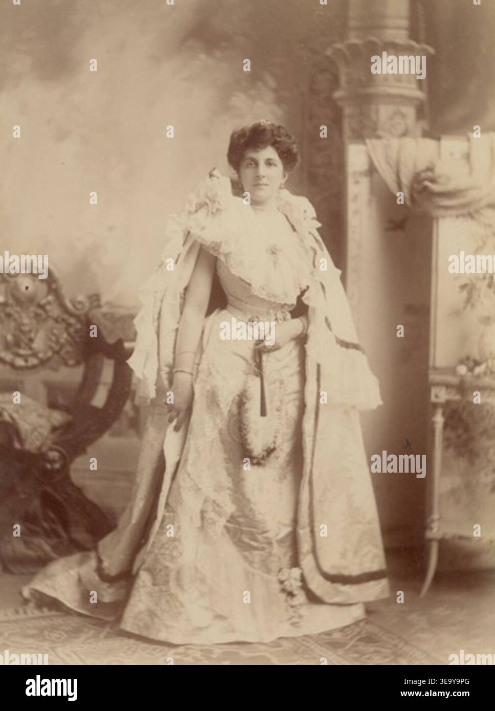 Elena Tocornal Bustamante era un'importante casalinga cilena proveniente da una ricca famiglia terriera del comune di Puente alto. Questa fotografia, scattata nel 1893, offre uno sguardo sulla vita dell'aristocrazia cilena durante la fine del XIX secolo. Foto Stock