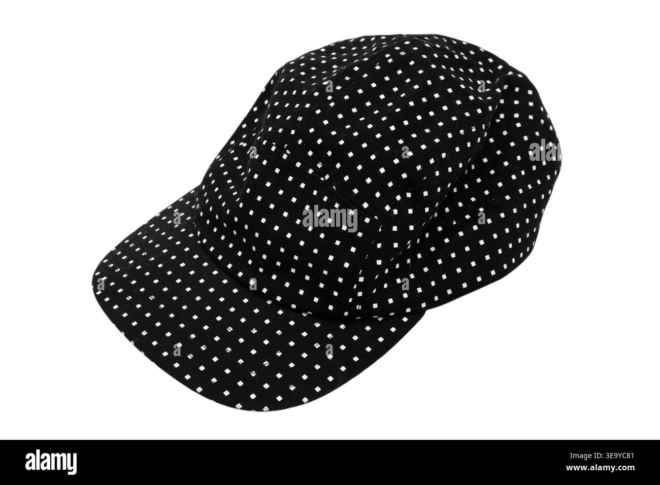 Cappellino da baseball nero con motivo a punti bianco. Elegante accessorio per copricapo streetwear isolato su sfondo bianco. Abbigliamento informale per uomini e donne Foto Stock