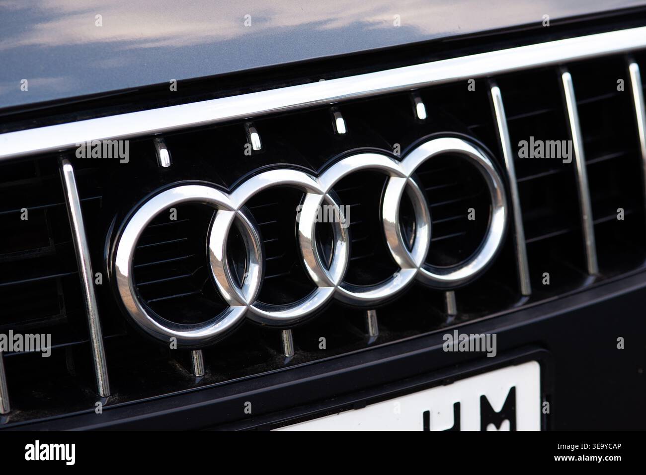 Kiev, Ucraina, 5 luglio 2025. Primo piano del logo Audi sulla griglia dell'auto. Iconico emblema a quattro anelli che rappresenta l'eccellenza tedesca nel settore automobilistico e dell'ingegneria Foto Stock