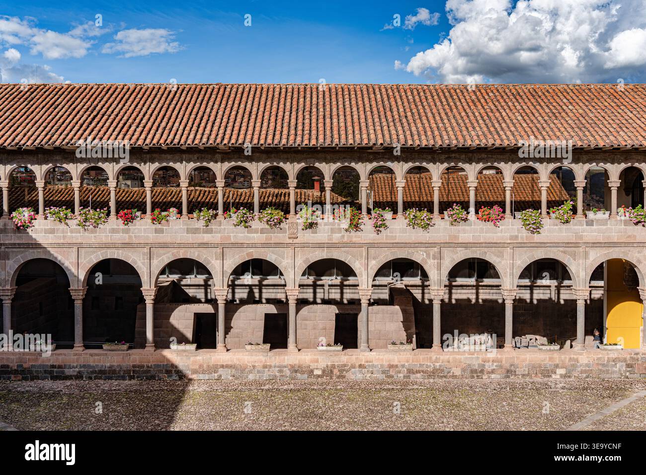 Cusco, Perù - 22 marzo 2025: Cortile centrale del Convento di Santo Domingo e tempio Qorikancha Inca a Cusco, Perù Foto Stock