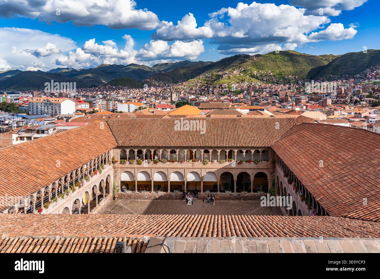 Cusco, Perù - 22 marzo 2025: Cortile centrale del Convento di Santo Domingo e tempio Qorikancha Inca a Cusco, Perù Foto Stock