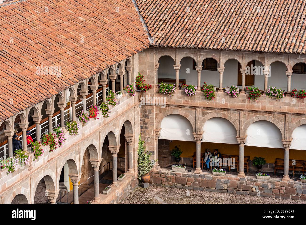 Cusco, Perù - 22 marzo 2025: Cortile centrale del Convento di Santo Domingo e tempio Qorikancha Inca a Cusco, Perù Foto Stock