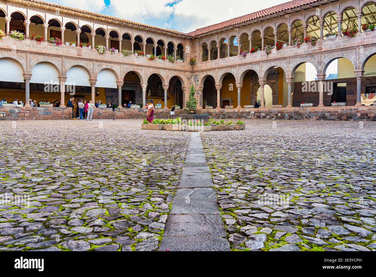 Cusco, Perù - 22 marzo 2025: Cortile centrale del Convento di Santo Domingo e tempio Qorikancha Inca a Cusco, Perù Foto Stock