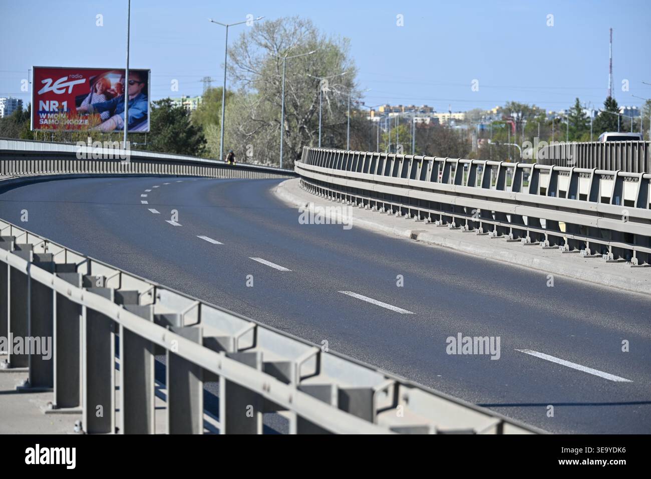 Svuota la strada a due corsie sul cavalcavia con barriere su entrambi i lati Foto Stock