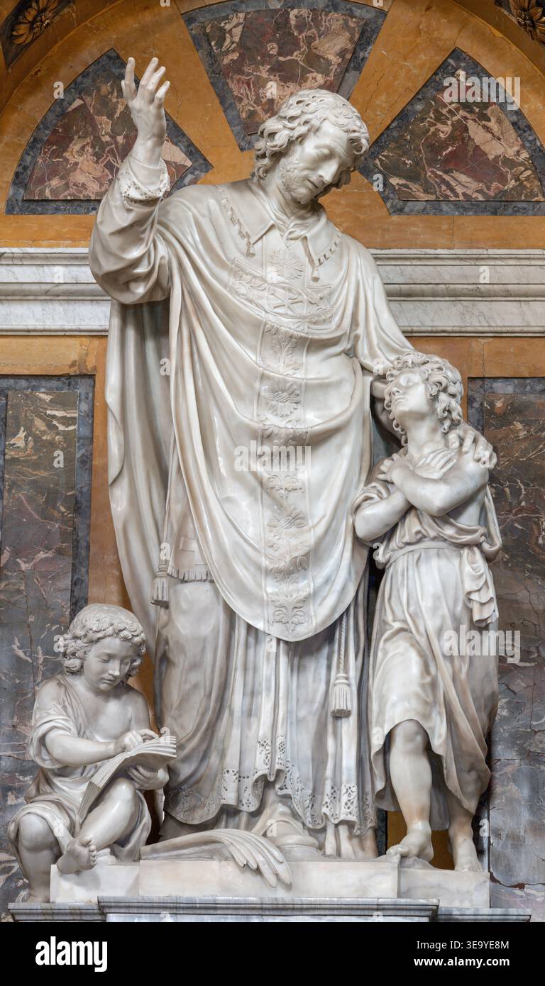 NOVARA, ITALIA - 15 GENNAIO 2026: Statua di San Lorenzo di Novara nella chiesa Cattedrale di Santa Maria Assunta del Grazioso Rusca (1796) Foto Stock