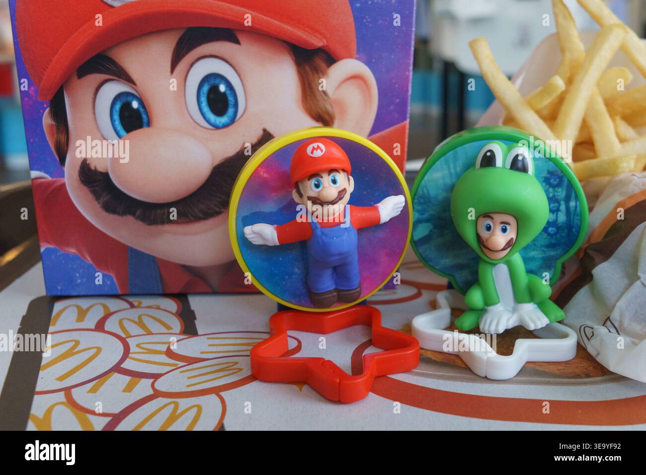 Primo piano dei giocattoli promozionali di Super Mario e Frog Luigi tratti da un pasto felice di McDonald's esposto su un vassoio all'interno di un ristorante di Cebu City, Phil Foto Stock