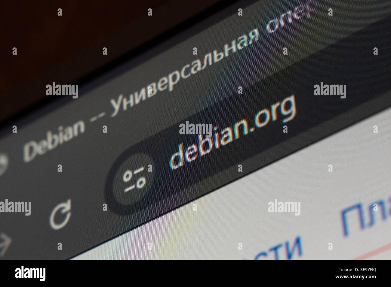 18 aprile 2026 - Tashkent, Uzbekistan: Vista ravvicinata del sito web Debian su schermo digitale che mostra il nome di dominio e gli elementi dell'interfaccia del browser. Foto Stock