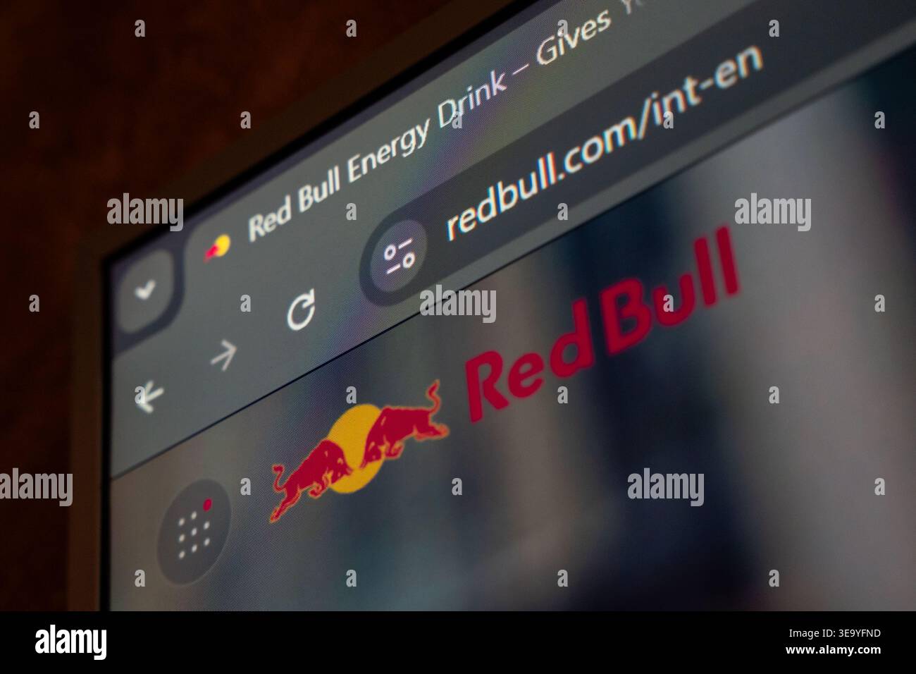 18 aprile 2026 - Tashkent, Uzbekistan: Vista ravvicinata del sito web Red Bull sullo schermo digitale che mostra il logo e gli elementi dell'interfaccia. Foto Stock