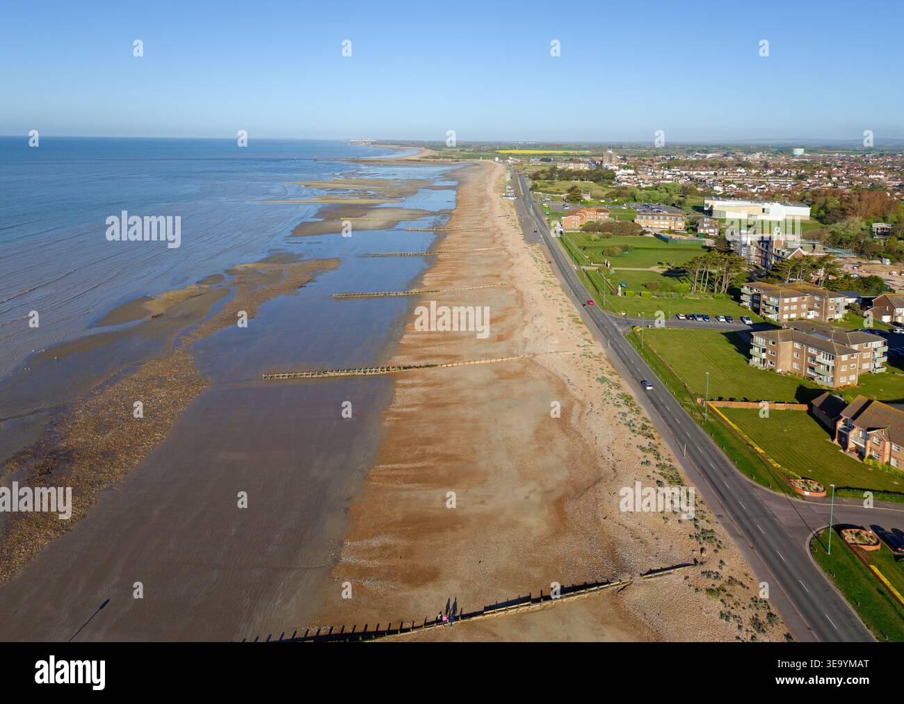 Vista aerea con droni della costa meridionale inglese, che mostra il mare, la riva e la spiaggia con la bassa marea, in una mattinata di sole Primavera su Littlehampton, Inghilterra, Regno Unito. Foto Stock