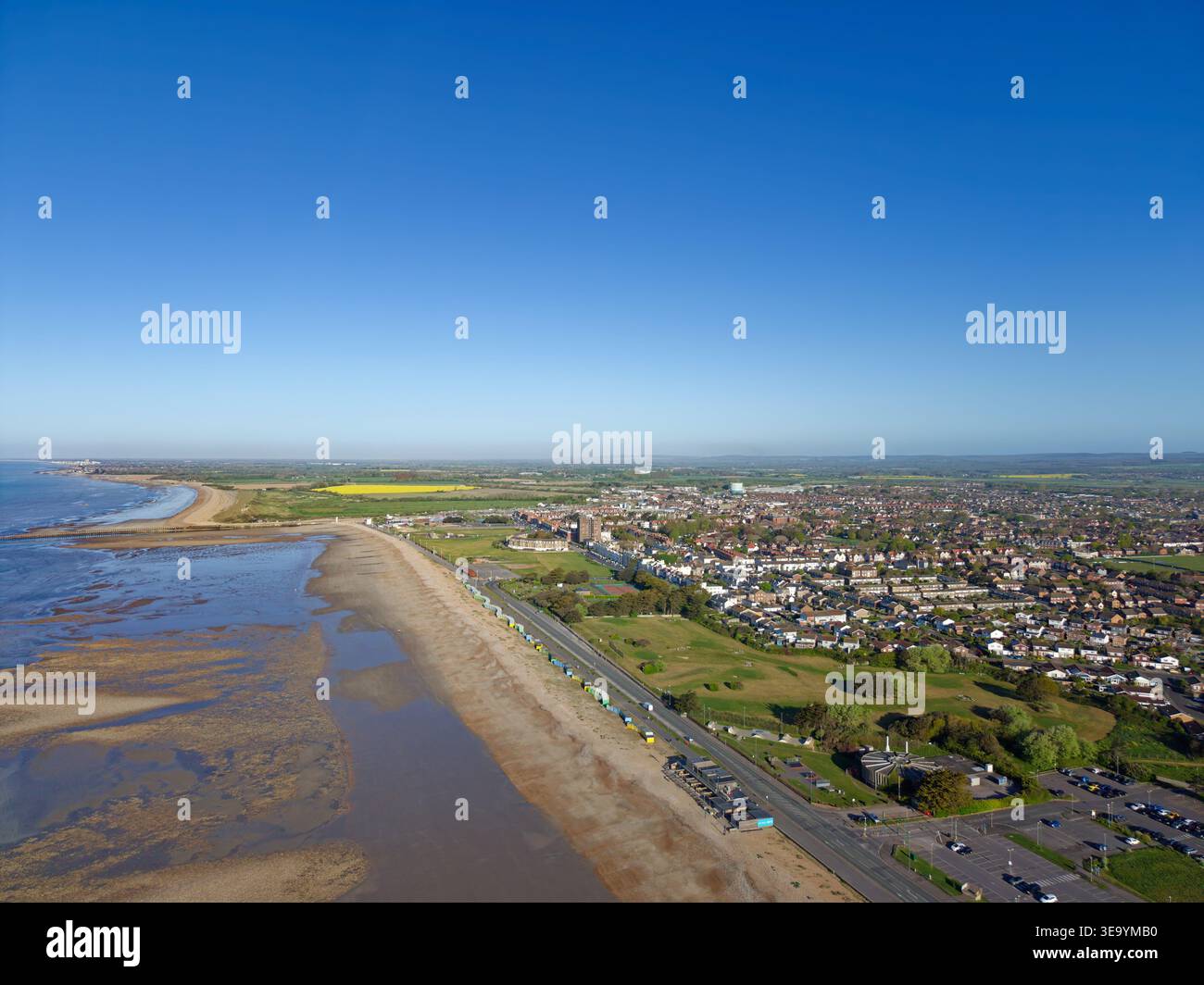 Vista aerea con droni della costa meridionale inglese, che mostra il mare, la riva e la spiaggia con la bassa marea, in una mattinata di sole Primavera su Littlehampton, Inghilterra, Regno Unito. Foto Stock