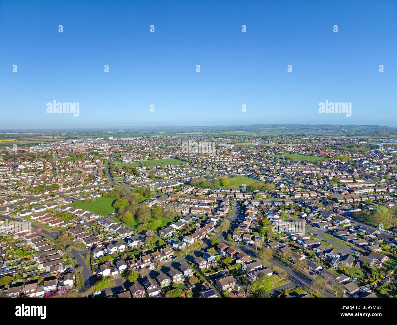 Vista aerea con drone di abitazioni in una zona residenziale, che mostra case e strade a Littlehampton, West Sussex, Inghilterra, Regno Unito. Foto Stock