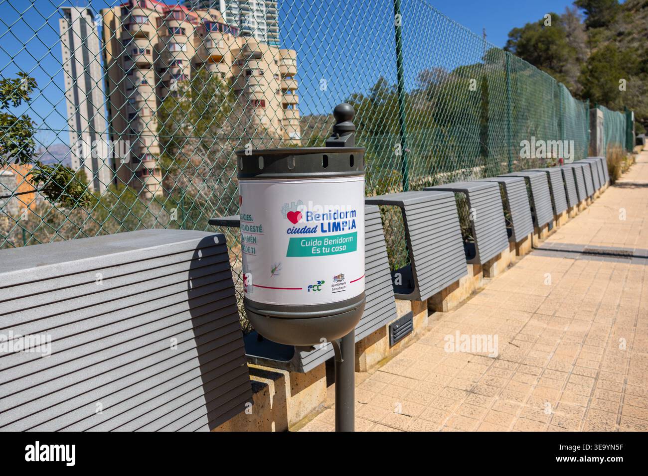 Infrastrutture urbane e gestione dei rifiuti nel resort di Benidorm. Foto Stock
