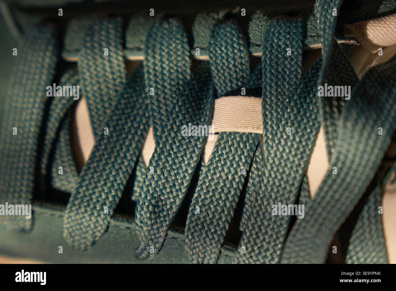 Primo piano dettagliato del tessuto. Foto ravvicinata che enfatizza le fibre intrecciate dettagliate e gli effetti di luce attenuati sul tessuto Foto Stock