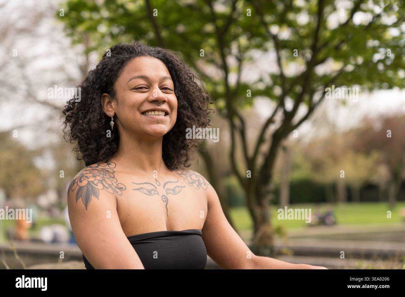 Donna nera felice sorridente all'aperto godendo della libertà Foto Stock