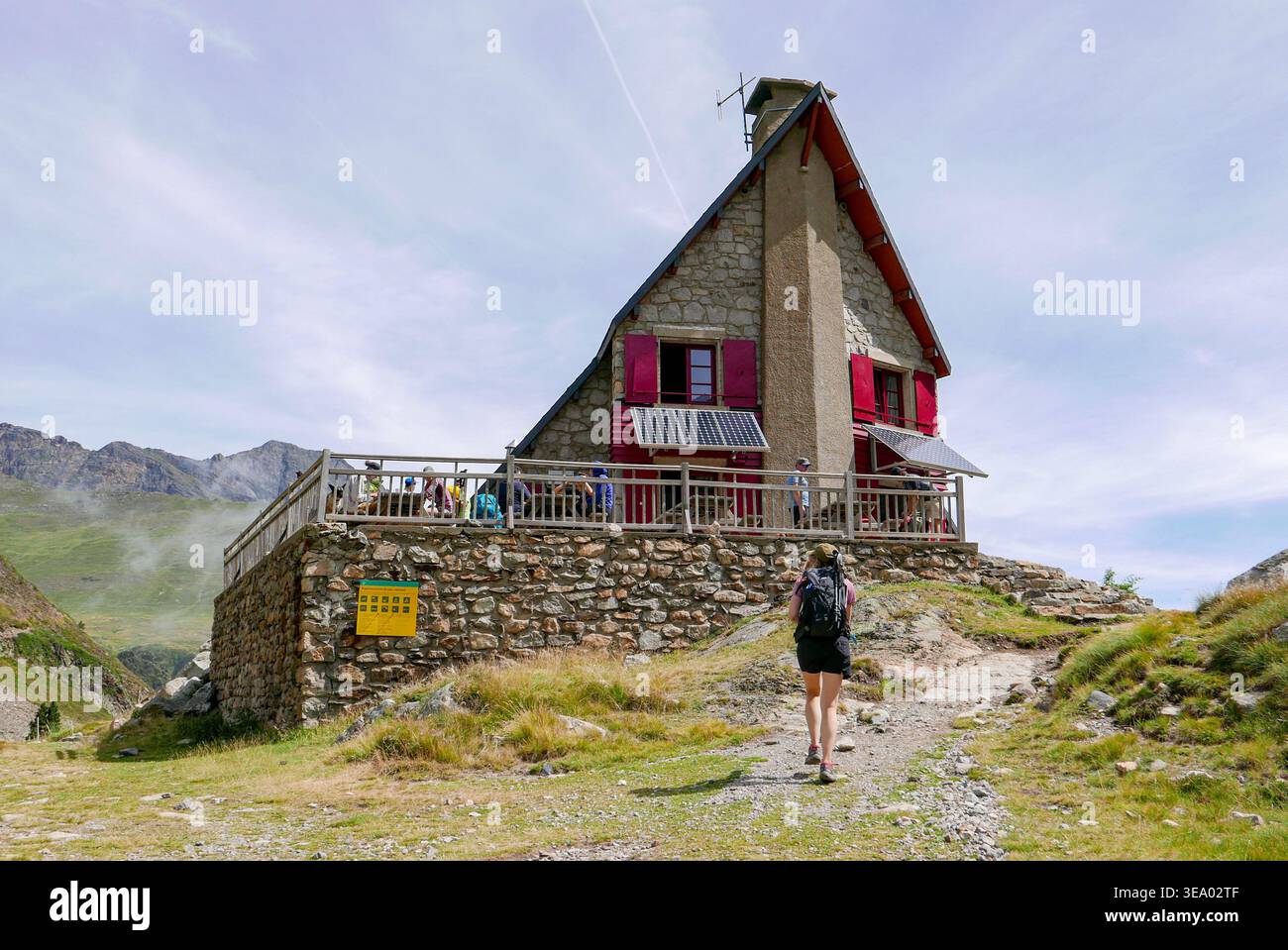 Cauterets (Francia sud-occidentale): Il rifugio di montagna di Ilhéou a un'altitudine di 1.988 metri, sopra il "lac Bleu d'Ilhéou", un lago d'alta quota Foto Stock