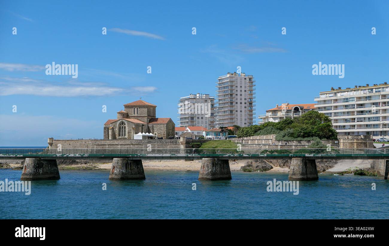 Les Sables-d'Olonne (Francia centro-occidentale): Il Priorato di Saint-Nicolas e gli edifici residenziali sul lungomare nel quartiere Chaume, con il sa Foto Stock