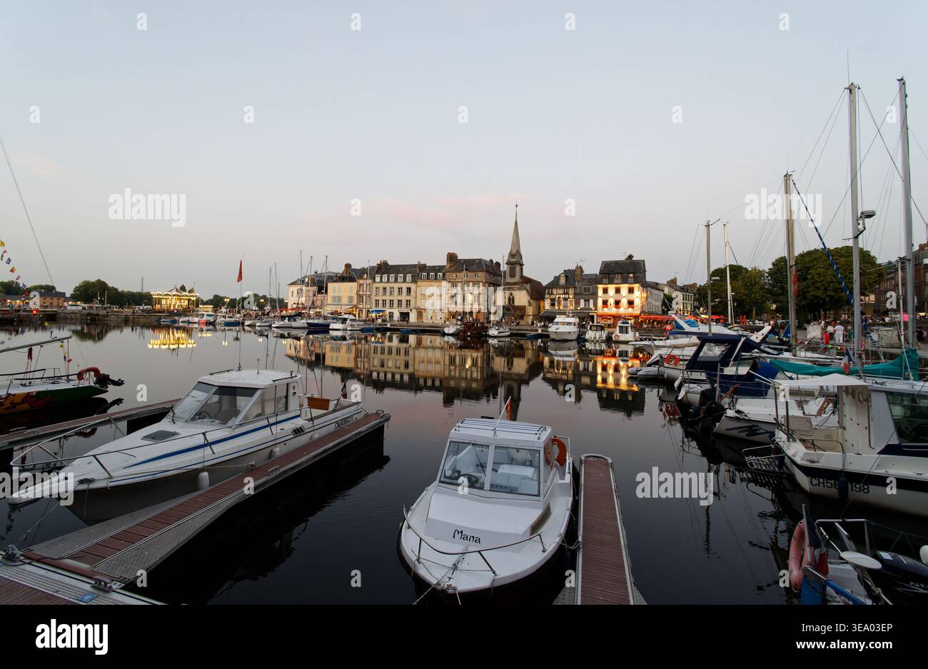 Honfleur (Normandia, Francia settentrionale): Vista serale delle banchine dal vecchio porto Foto Stock