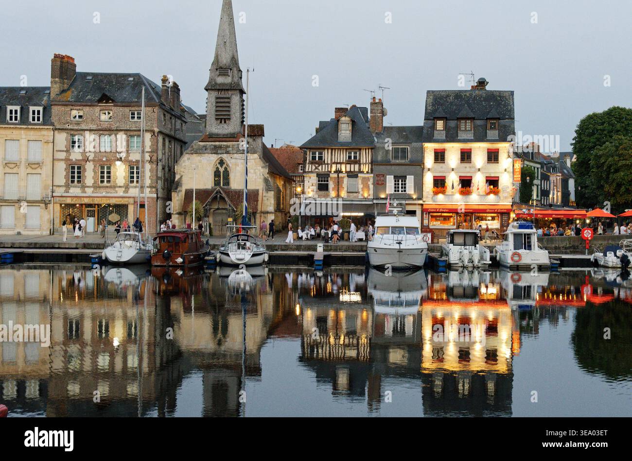 Honfleur (Normandia, Francia settentrionale): Vista serale delle banchine dal vecchio porto Foto Stock