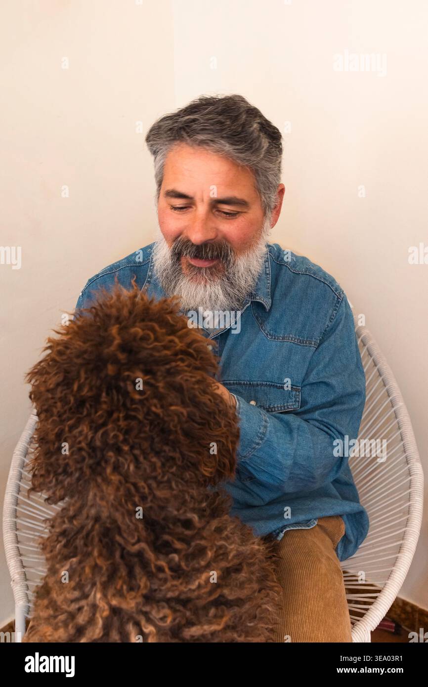 Uomo che trova un equilibrio tra vita lavorativa e vita privata e un cane da compagnia Foto Stock