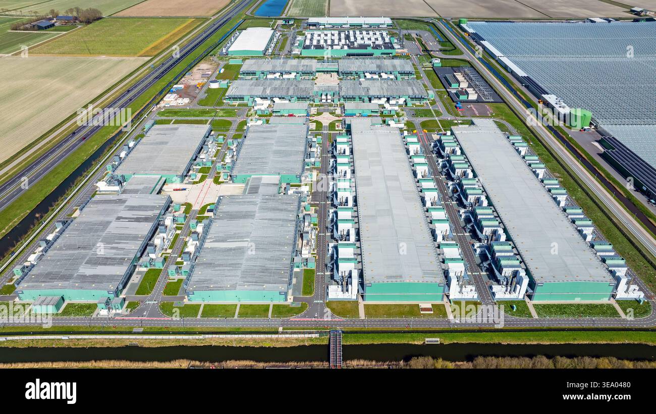 Vista dall'alto di un grande complesso di data center in un paesaggio rurale in Europa Foto Stock