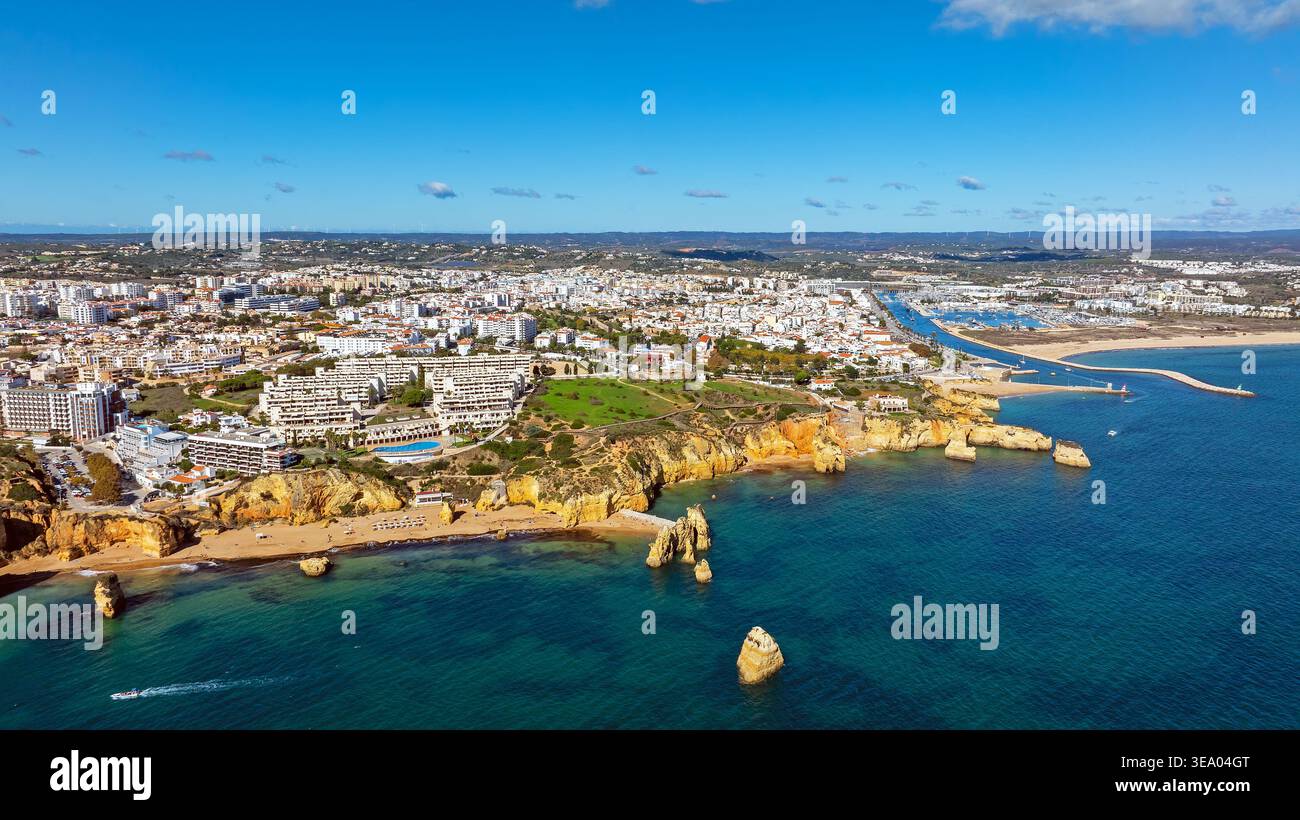 Città costiera con scogliere e costa oceanica in Portogallo Europa Foto Stock