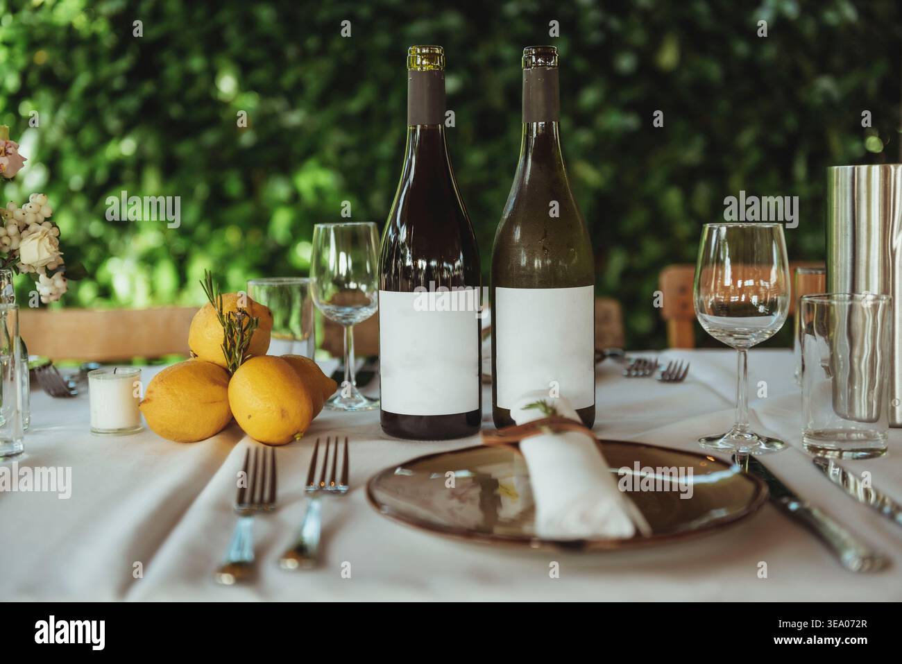 Tavolo con due bottiglie di vino bianco per un matrimonio Foto Stock