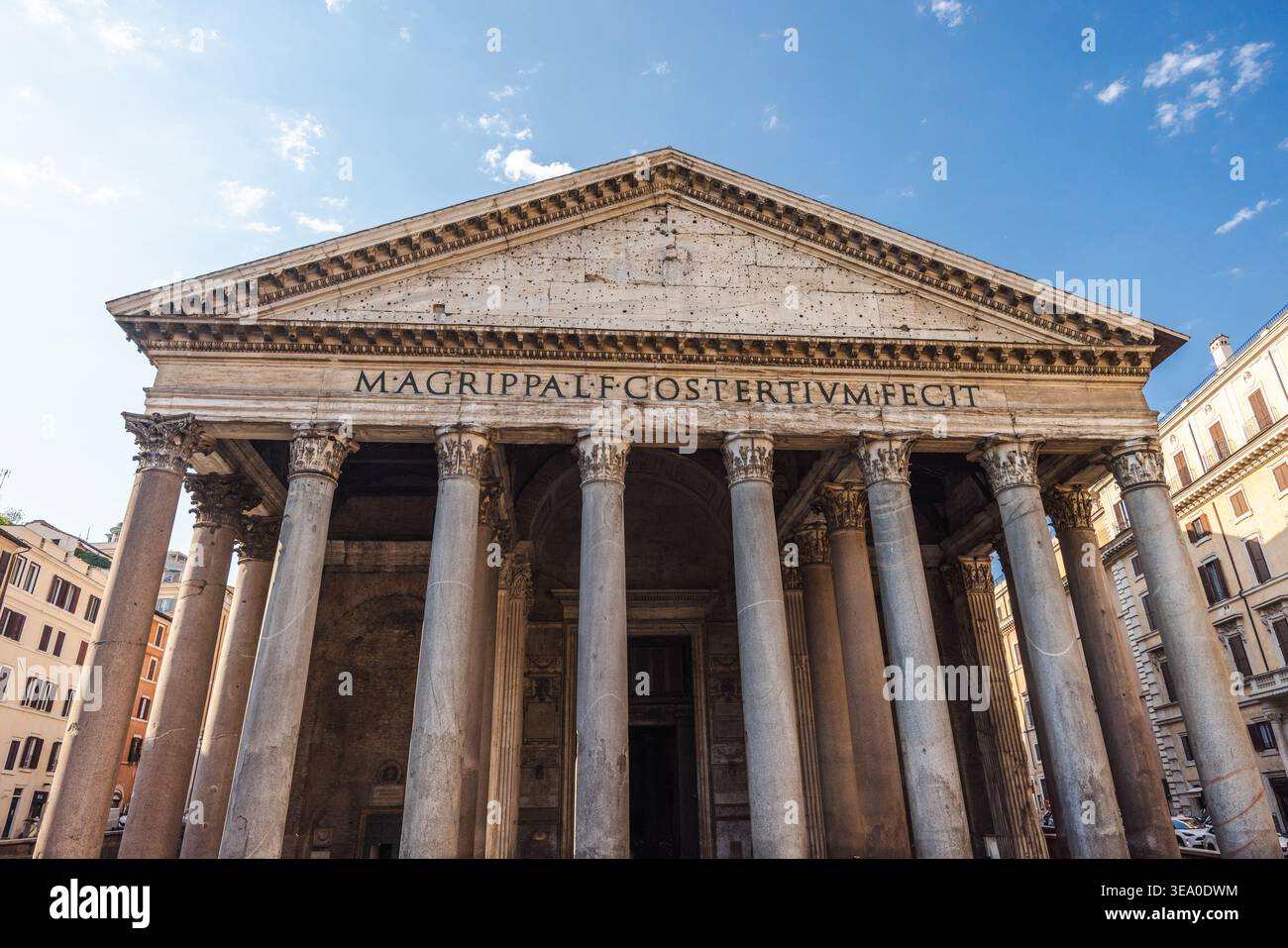 Vista frontale della facciata del Pantheon con antiche colonne corinzie e iscrizioni latine a Roma Foto Stock