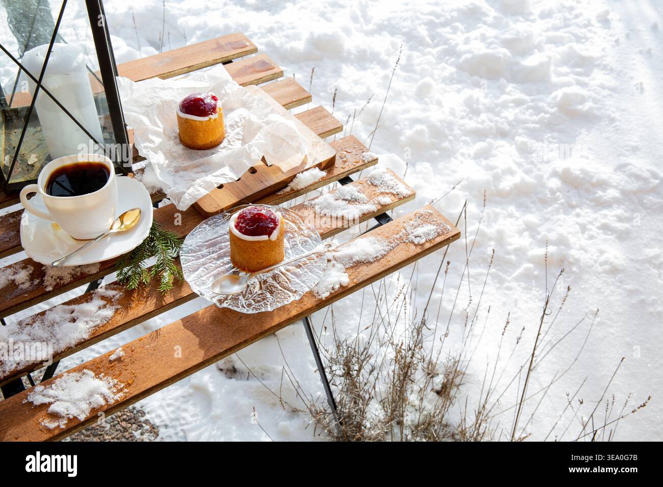 Torta Runeberg finlandese tradizionale con caffè sulla terrazza innevata. Intimo momento di hygge nordica, fika invernale e dessert scandinavi stagionali. Foto Stock