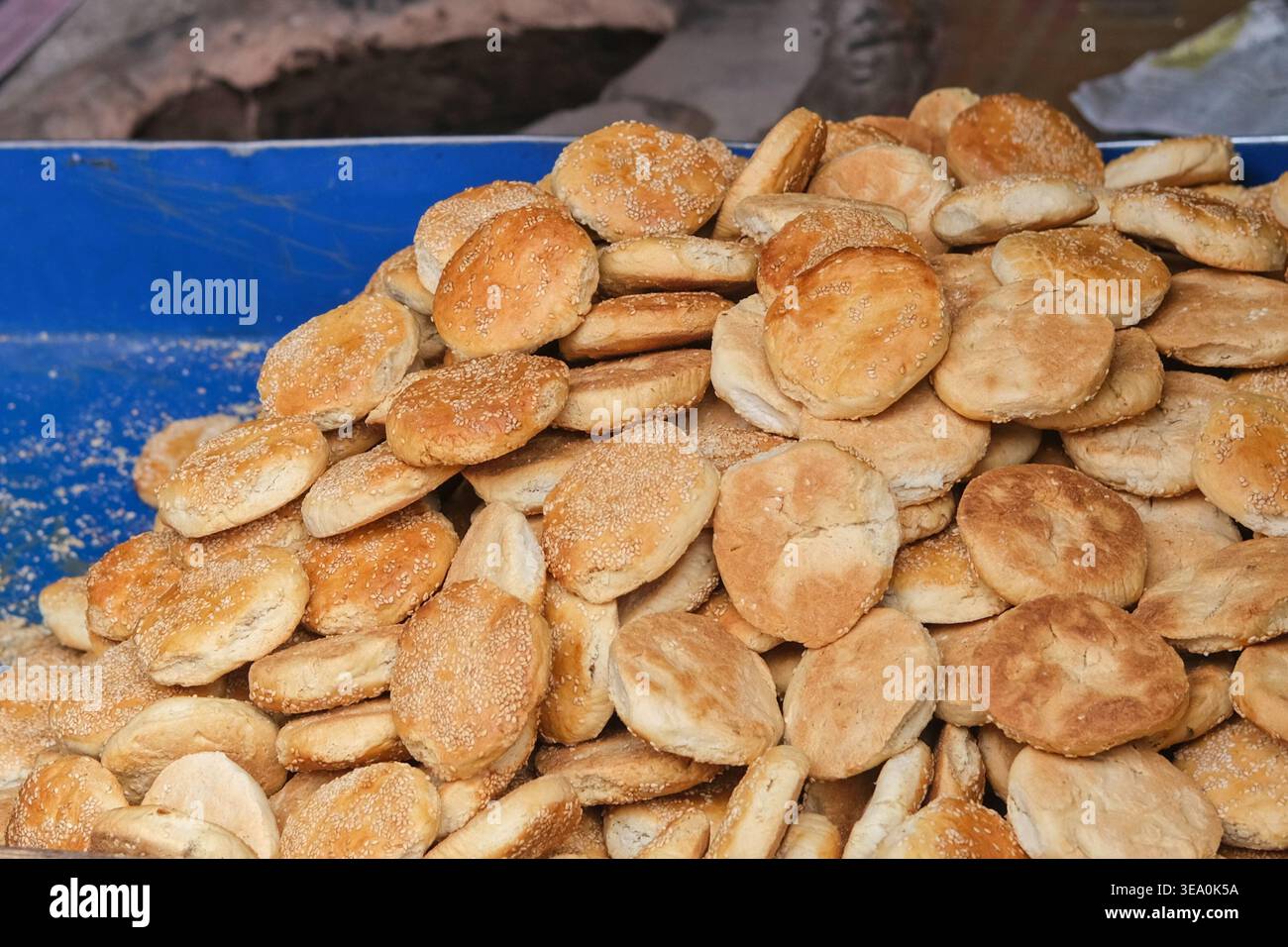 Un mucchio di pane tradizionale Ladakh appena sfornato con semi di sesamo al mercato di strada della panetteria a Leh, Himalaya, India, autentico cibo di strada locale Foto Stock