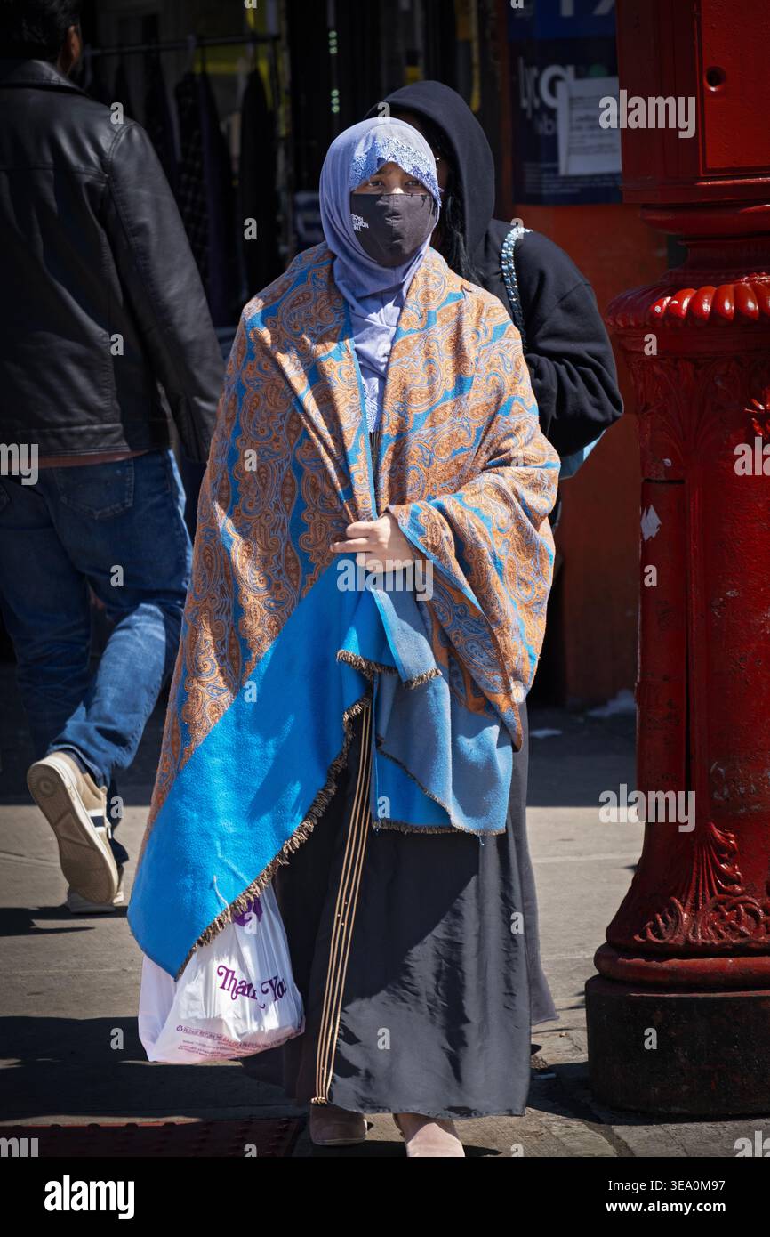 Una donna islamica che indossa un negozio di niqab sulla 37th Avenue a Jackson Heights, Queens, New York. Foto Stock