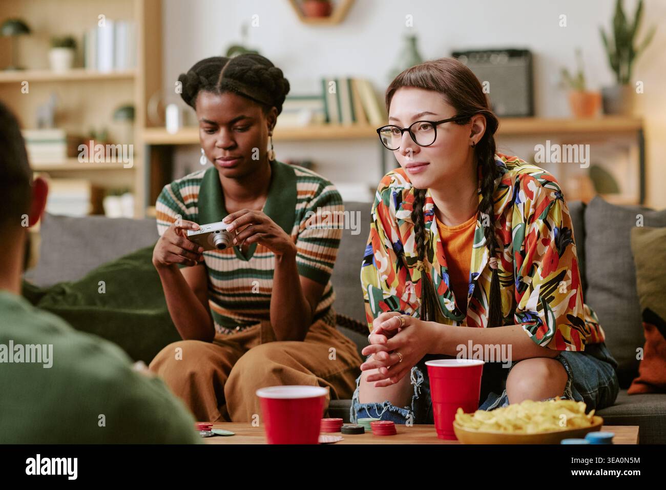 Le donne multietniche giocano a carte durante l'incontro sociale informale Foto Stock