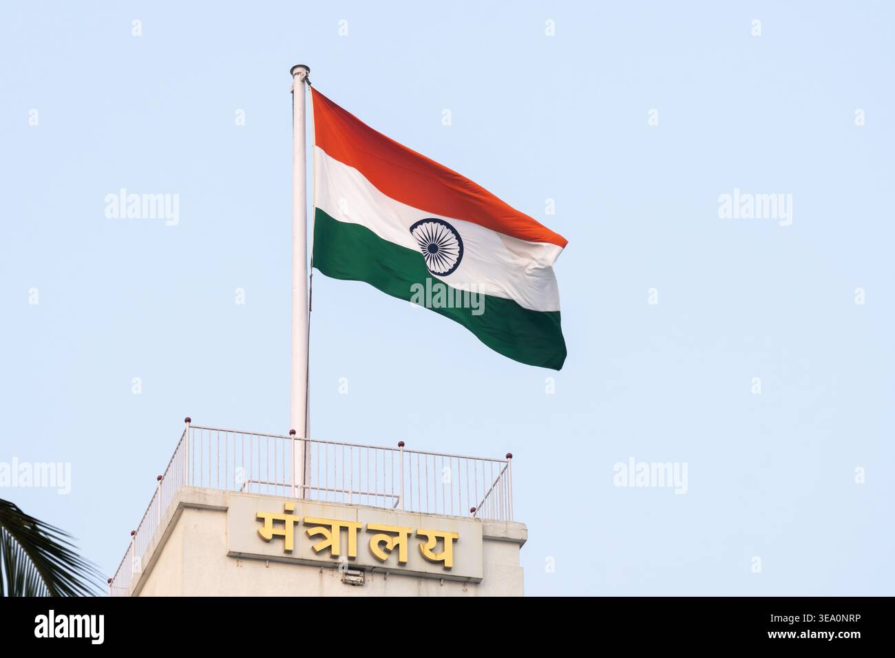 Una bandiera nazionale dell'India sull'edificio governativo. Foto Stock