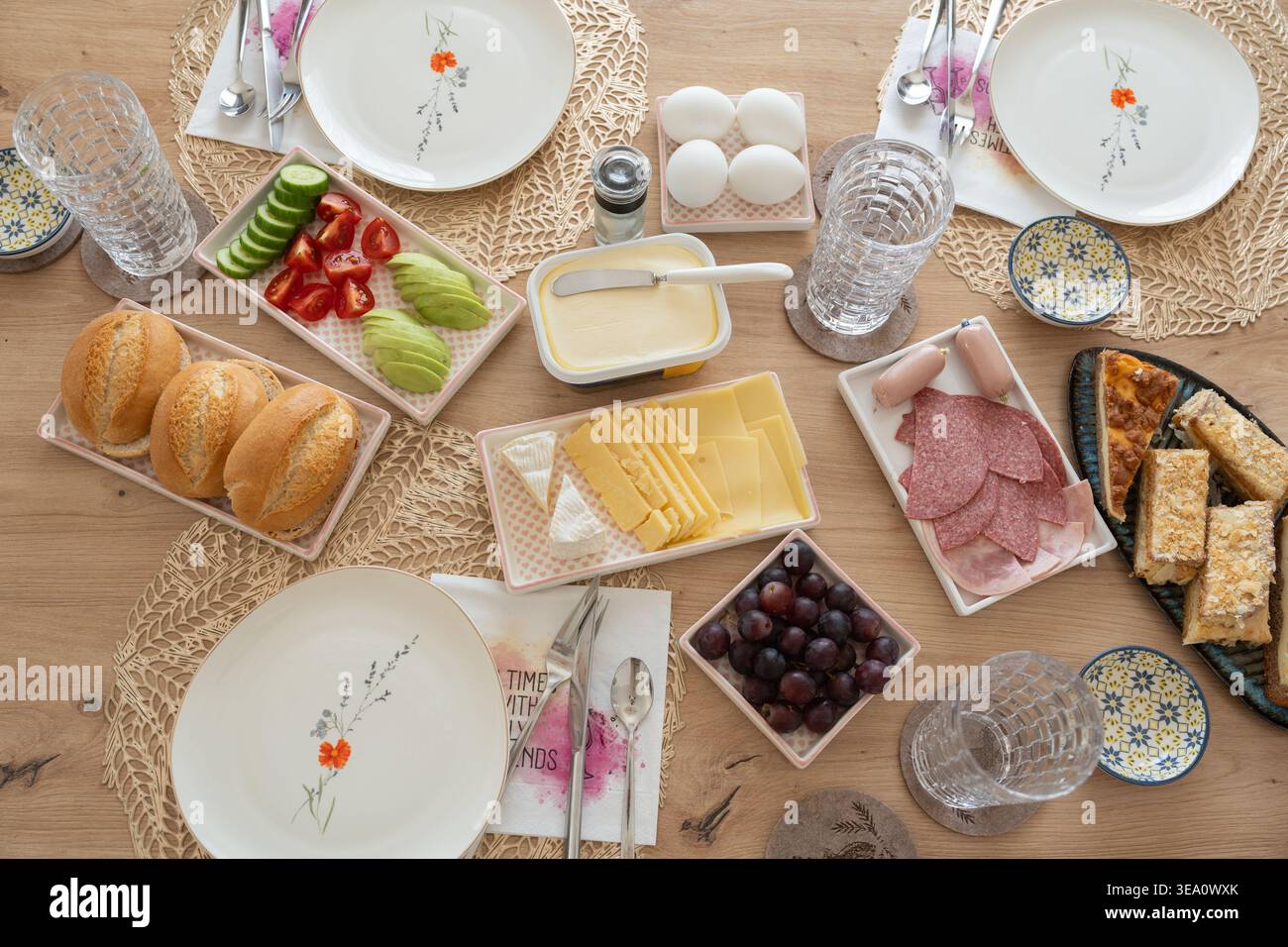 Vista dall'alto del tavolo della colazione con pane, formaggio, frutta e caffè. Concetto di pasto sano. Pasto mattutino con pane, formaggio e frutta Foto Stock