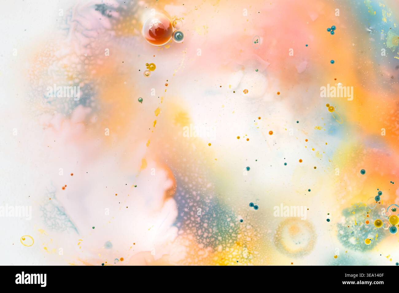 Arte astratta con schizzi di acquerello e punti per creare uno sfondo creativo o una macro per lo sfondo Foto Stock