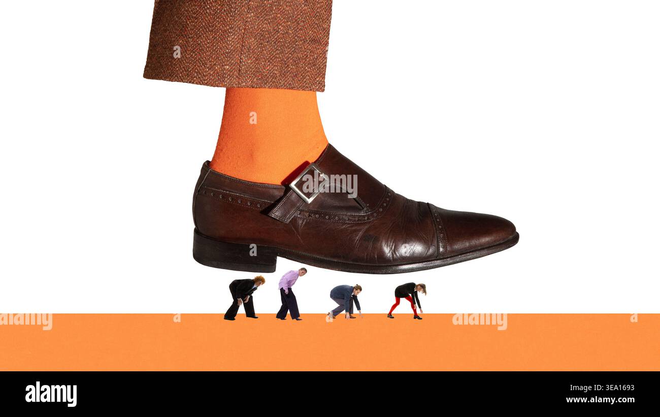 Scarpa gigante che domina il concetto di gerarchia e controllo di un piccolo gruppo di uomini d'affari. Foto Stock