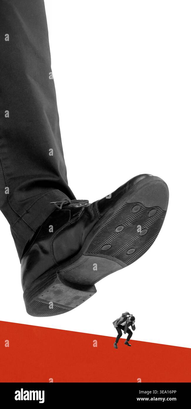 Piccolo uomo d'affari che sfugge a scarpe giganti e abbandona il concetto di minaccia e dominio aziendale Foto Stock