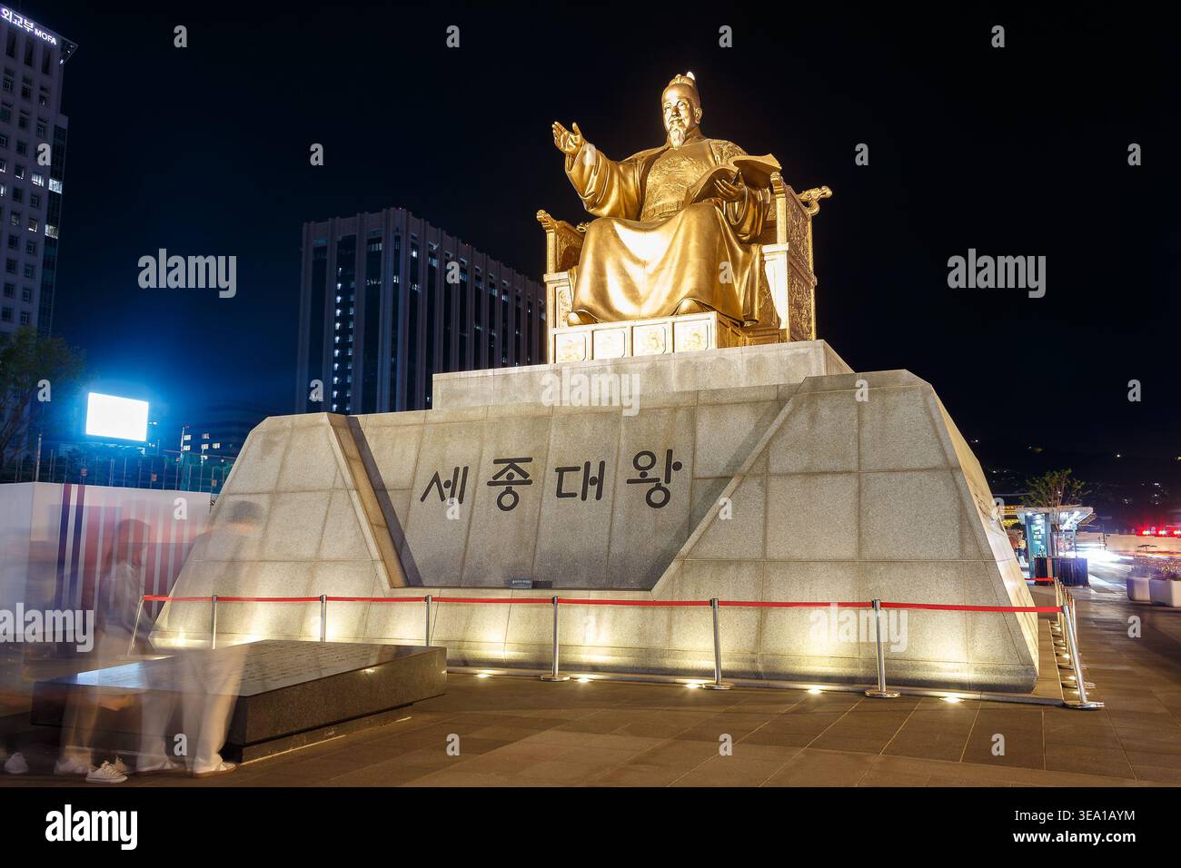 Statua dorata illuminata del re Sejong il grande, situata in Piazza Gwanghwamun, Seoul, Corea del Sud Foto Stock