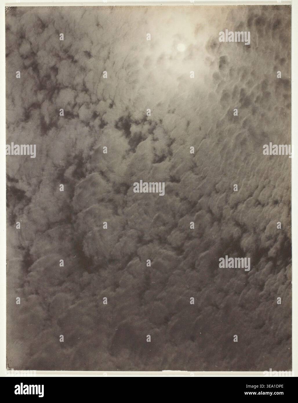 Equivalente di Alfred Stieglitz, 1926, studio astratto delle nuvole esplorando l'espressione emotiva attraverso forme atmosferiche naturali Foto Stock