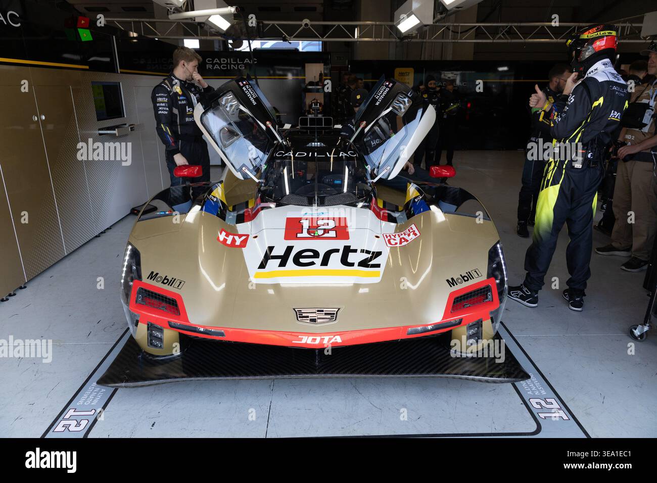 Imola, Italia. 19 aprile 2026. Autodromo Enzo e Dino Ferrari. FIA World Endurance Championship, 6 ore di Imola. #12 Cadillac V-Series.R, in garage Foto Stock