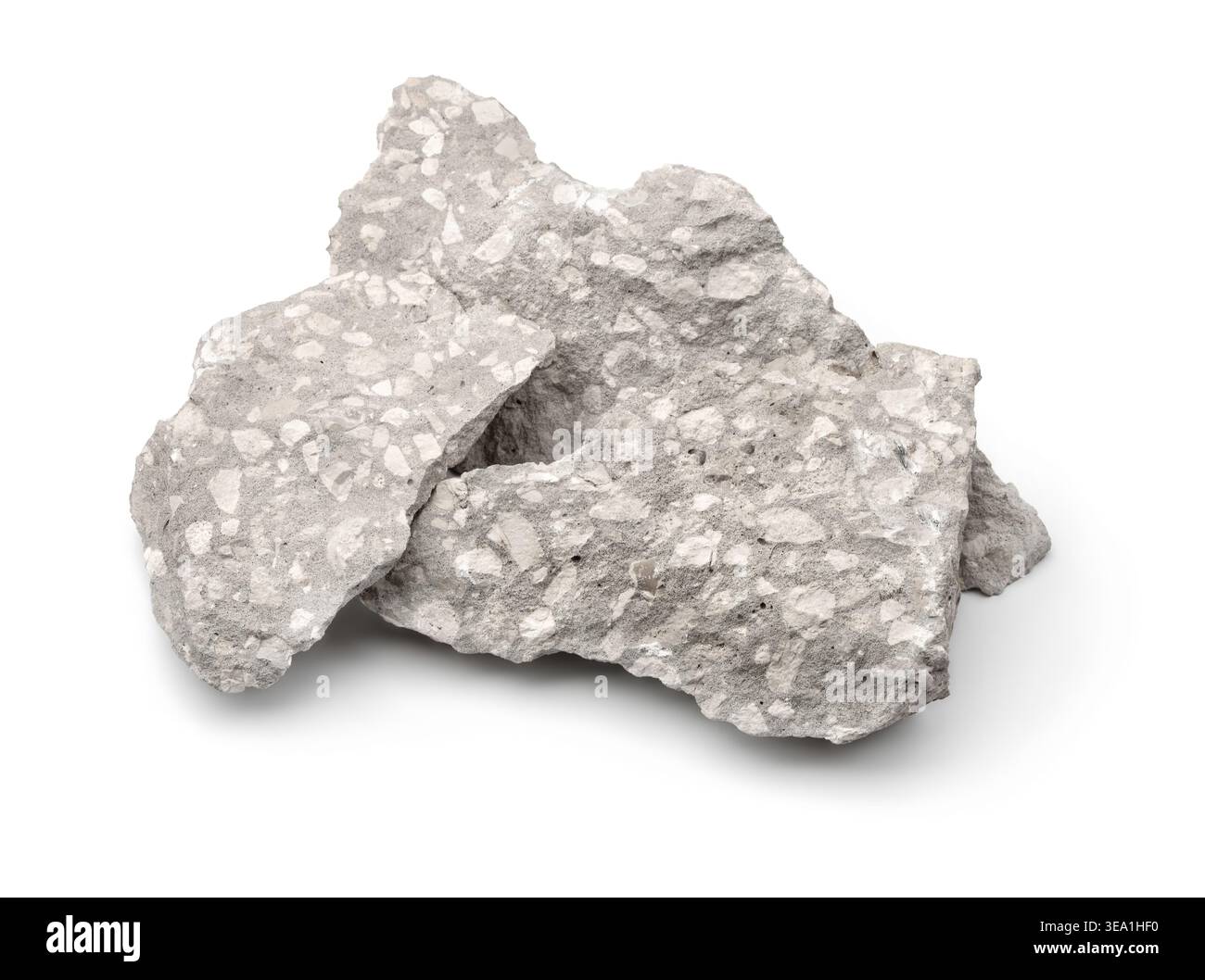 Pezzi grezzi di calcestruzzo con pietre aggregate isolate su bianco Foto Stock