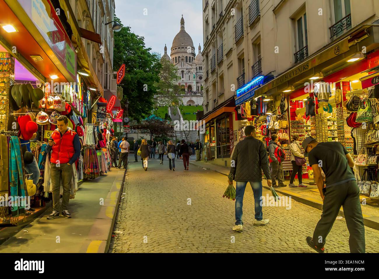 PARIGI, FRANCIA - 12 MAGGIO 2015: Via Stenkerk che conduce al colle di Montmartre con la Basilica del Sacro cuore all'eventide. Foto Stock