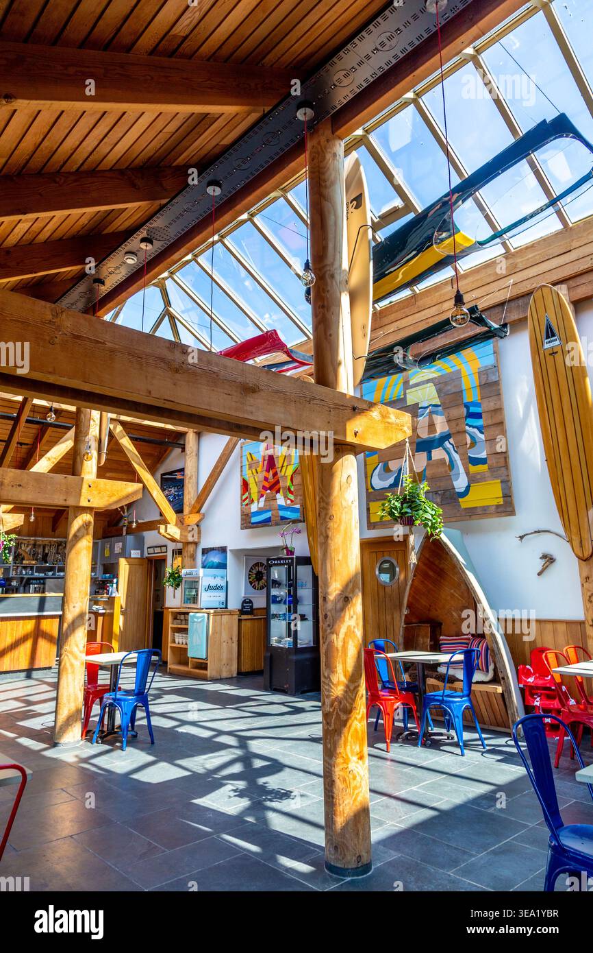 Interor decorato con tavole da surf al Surf Beach Bar, Sennen Cove, Penwith Peninsula, Cornovaglia, Regno Unito Foto Stock