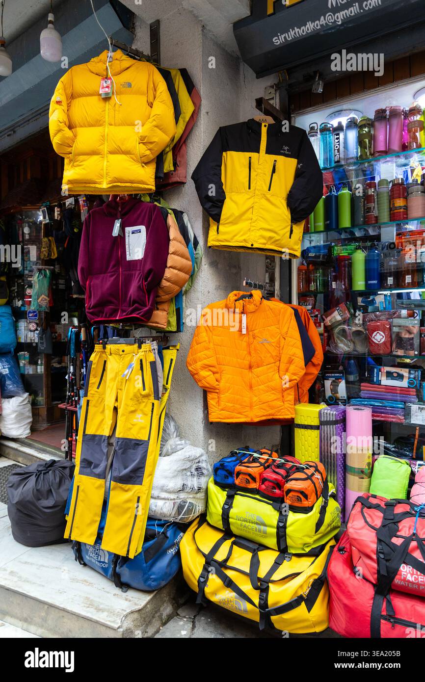 Negozio di abbigliamento e attrezzature per trekking e trekking all'aperto, Thamel, Kathmandu, Nepal Foto Stock