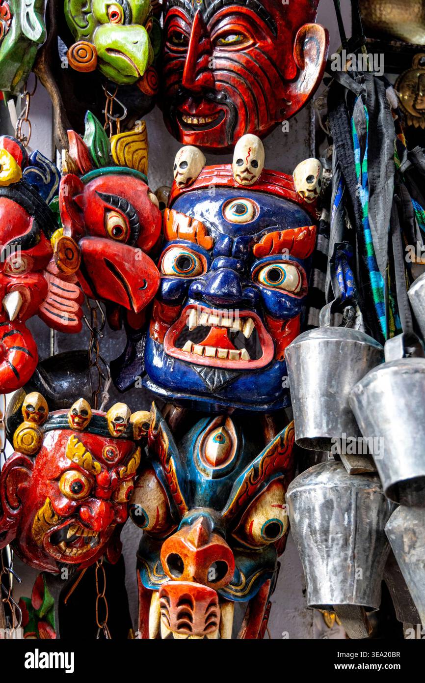 Maschere in legno nepalese in vendita in un negozio di souvenir a Thamel, Kathmandu, Nepal Foto Stock