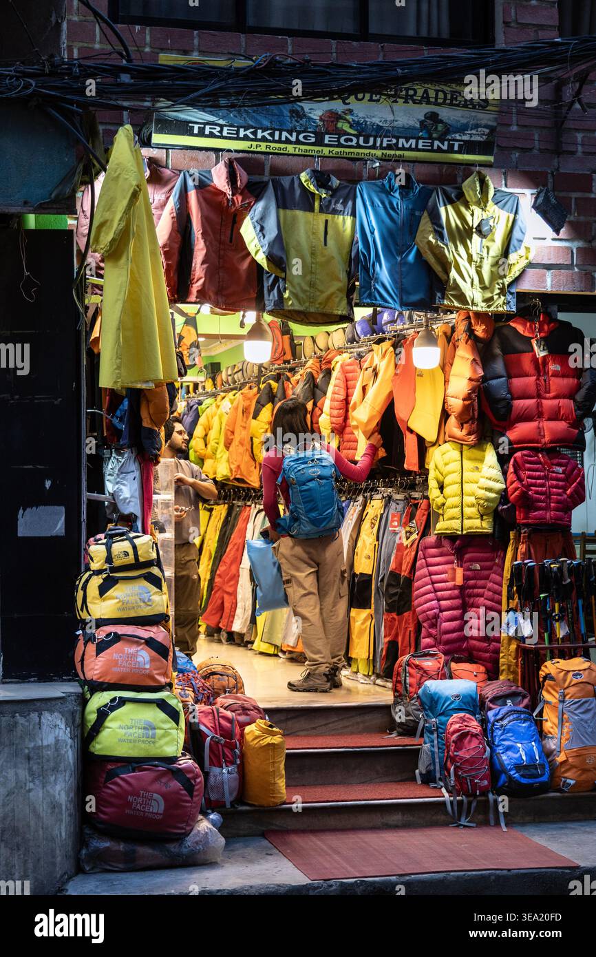 Donna che fa shopping per trekking all'aperto e attrezzatura da trekking, Thamel, Kathmandu, Nepal Foto Stock