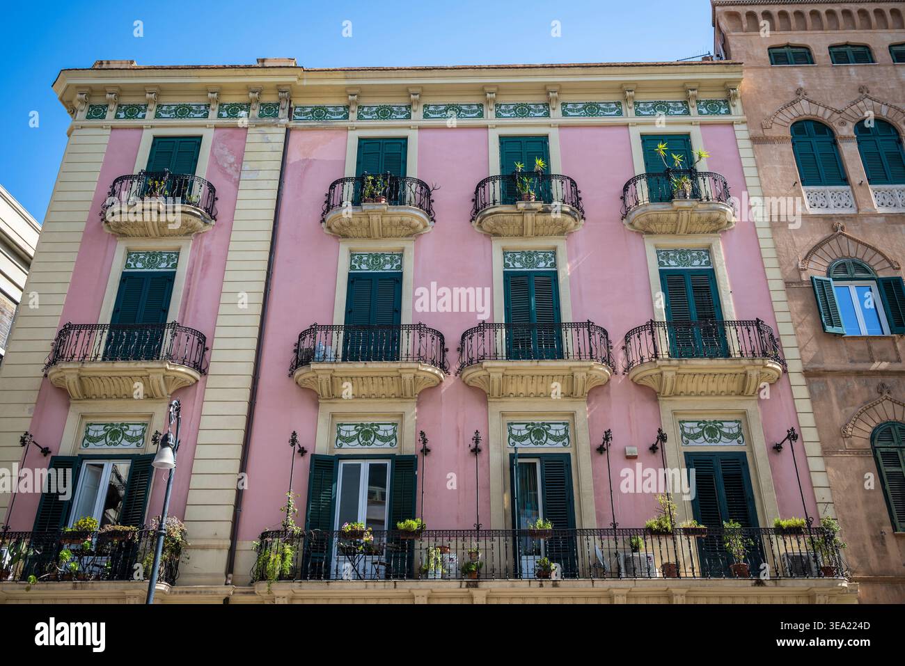 Elegante edificio residenziale in stile Liberty, via Roma nel centro di Palermo, Sicilia, Italia Foto Stock
