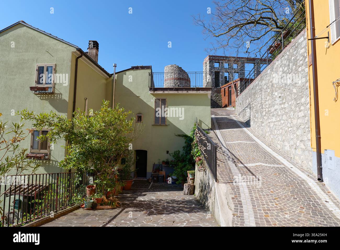 Una strada tra vecchi edifici in un centro storico in Molise, Italia. Foto Stock