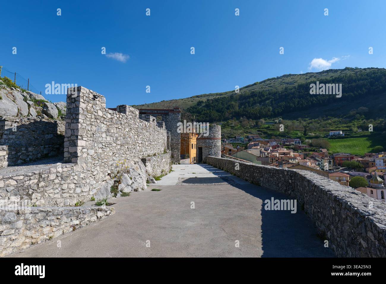 Una strada tra vecchi edifici in un centro storico in Molise, Italia. Foto Stock