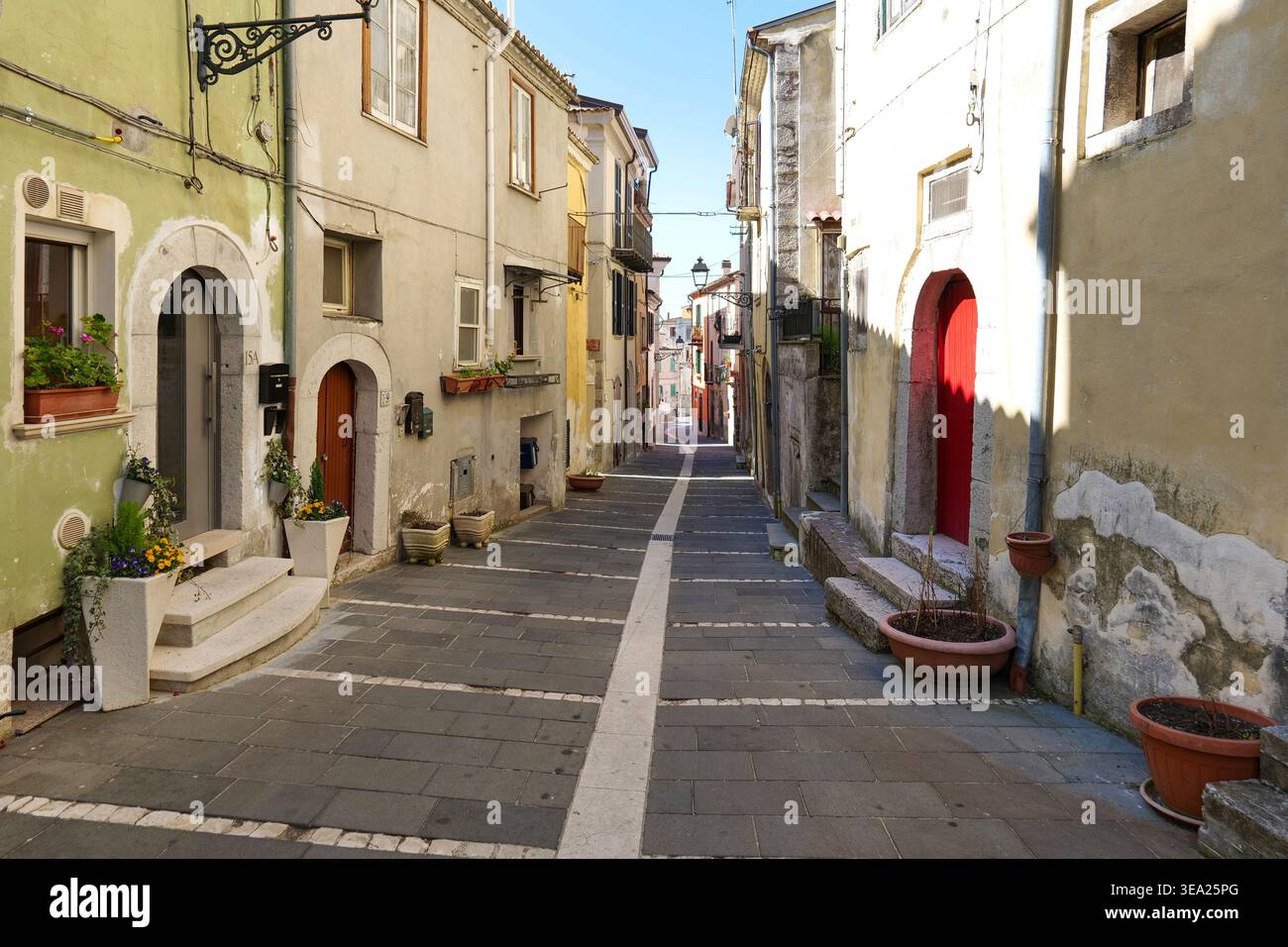 Una strada tra vecchi edifici in un centro storico in Molise, Italia. Foto Stock